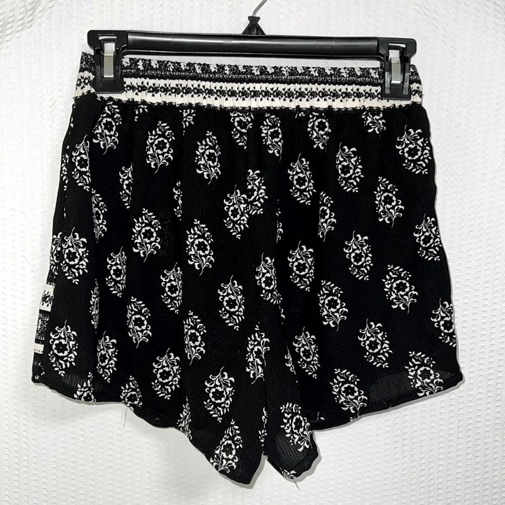 Socialite Black & White Flowy Boho Floral Print Tie Waist Shorts - Size XS